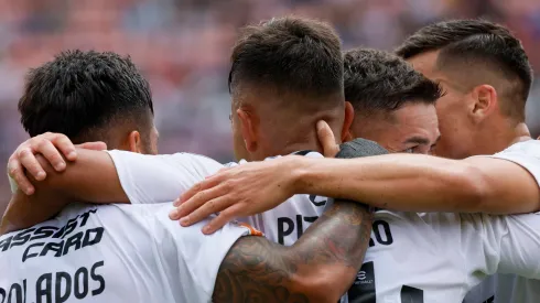 Los jugadores de Colo Colo festejan en la victoria por 3-1 ante Deportes La Serena.