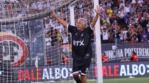 El especial reconocimiento de los hinchas de Colo Colo a Calos Caszely.