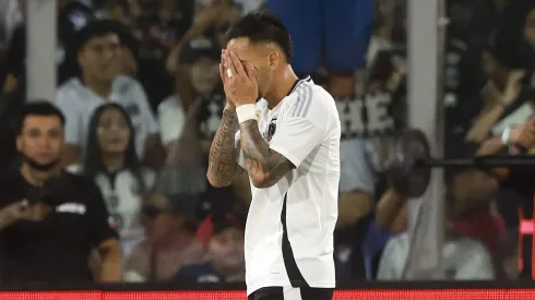 Aníbal Mosa le presta ropa a Javier Correa por su sequía goleadora en Colo Colo.