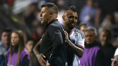 Arturo Vidal le pone presión a Jorge Almirón para el Colo Colo vs Everton.
