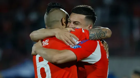 Lucas Cepeda y Arturo Vidal festejan uno de los goles del Zurdo en la victoria por 4-2 ante Venezuela por Eliminatorias Sudamericanas.