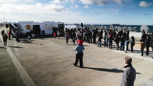 ¡Somos gigantes! Punta Arenas se desborda para conocer el bus museo de Colo Colo.