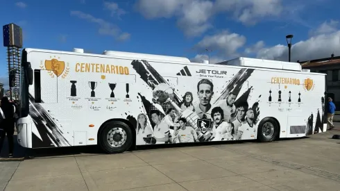 ¿Por tierra, mar o Argentina? Así llegó el bus museo de Colo Colo a Punta Arenas.
