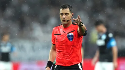 Conmebol designa árbitros uruguayos para Colo Colo vs Fortaleza.