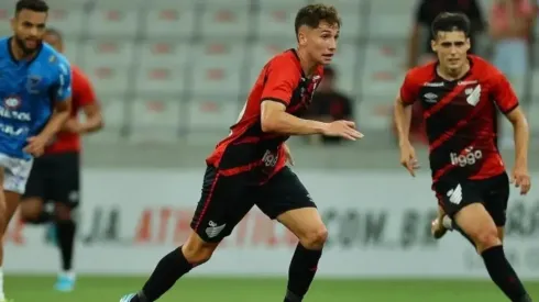 Ex Colo Colo: el duro momento que vive Luciano Arriagada en Athletico Paranaense de Brasil.