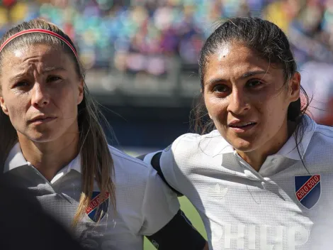 Acuña repasa a los hinchas de la U por cruce en el Superclásico