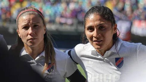 Acuña repasa a los hinchas de la U por cruce en el Superclásico.