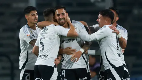 Los jugadores de Colo Colo festejan un tanto desu goleador,Javier Correa.