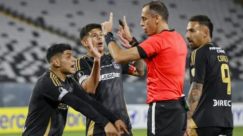 Según el reglamento, debió ser penal para Colo Colo ante Racing.