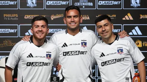 Tomás Alarcón, Víctor Felipe Méndez y Sebastián Vegas siendo presentados en Colo Colo.