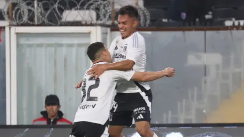 Lucas Cepeda festeja junto a Vicente Pizarro en la victoria de Colo Colo por 4-1 ante Unión Española.