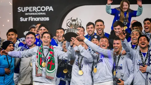 Baeza gana su primer trofeo de campeón en Argentina con Vélez.