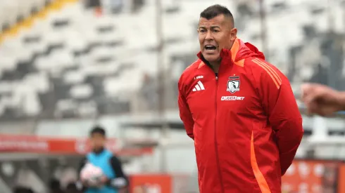 Jorge Almirón llega al Monumental a despedirse de los jugadores de Colo Colo.