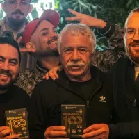 Creó un juego de cartas de Colo Colo y Caszely estuvo en la inauguración: “Recién estoy aterrizando”
