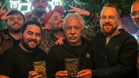 Creó un juego de cartas de Colo Colo y Caszely estuvo en la inauguración.