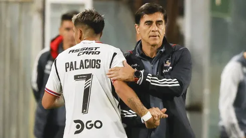 Gustavo Quinteros defiende con todo a Carlos Palacios de fuertes críticas en Argentina.