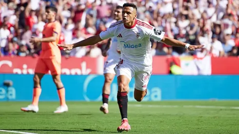 Alexis y Suazo fueron clave en triunfo de Sevilla sobre Barcelona.