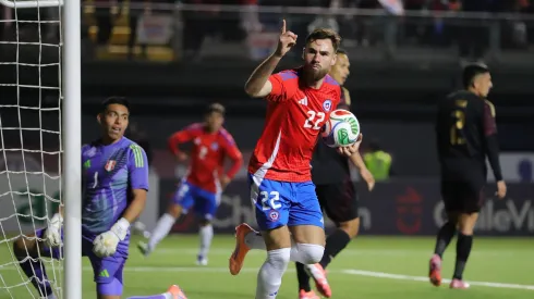 Chile vuelve a abrazarse con triunfo en la agonía sobre Perú.