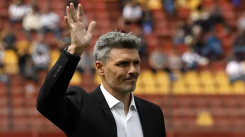 Fernando Ortiz se saca el sombrero con los hinchas de Colo Colo.