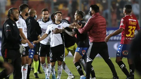 Acusan que hinchas habrían agredido a exfutbolista de Colo Colo.