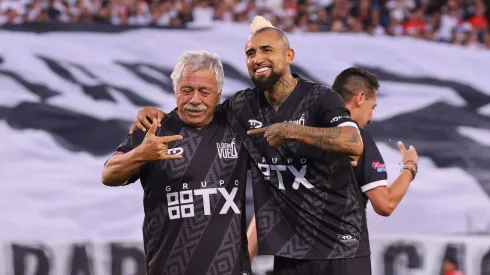 Carlos Caszely defiende a Arturo Vidal.