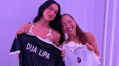 ¡Lo logró! Princesa Alba le entregó el regalo colocolino a Dua Lipa en su concierto en el Nacional.