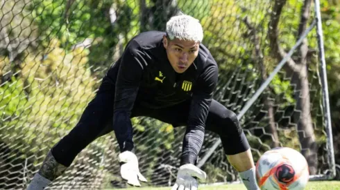 Colo Colo a la espera: El plazo que tiene Peñarol para comprar a Brayan Cortés.