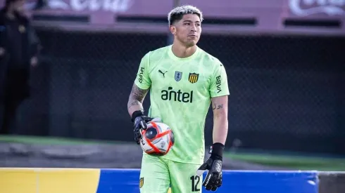 ¿Vuelve a Colo Colo? En Peñarol sentencian el futuro de Brayan Cortés.