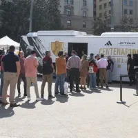 Hincha de Colo Colo emociona con sus palabras al recorrer el bus del Centenario