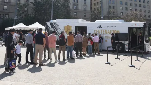 Hincha de Colo Colo emociona con sus palabras al recorrer bus del Centenario.