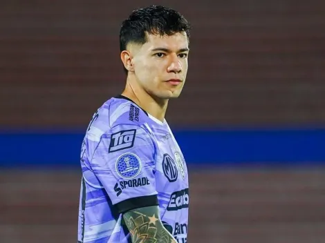 Fernández recibe homenaje en IDV previo a su llegada a Colo Colo