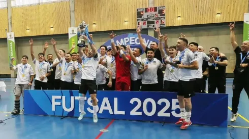 La particular celebración de Colo Colo Futsal tras ser campeón.