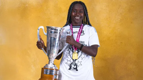 Mary Valencia cierra una tremenda temporada 2025 con un importante premio, histórico en el fútbol latinoamericano.