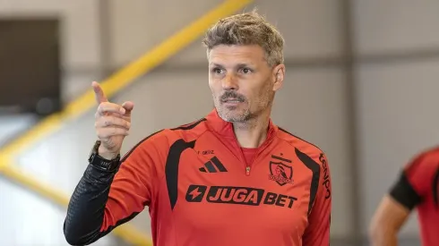 Fernando Ortiz reacciona a la salida de Vicente Pizarro de Colo Colo.
