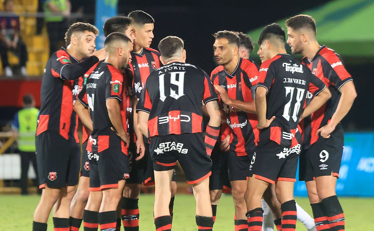La interna en Alajuelense se descontrola y la primera víctima ya tiene nombre - Futbol Centro America