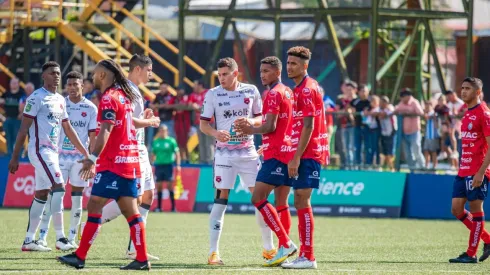 Alajuelense dejó escapar triunfo al último minuto y ve alejarse al Saprissa en la cima