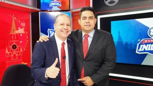 El comentarista deportivo no pudo controlar su sentimiento al escuchar el himno nacional