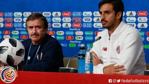 El Machillo ofreció su alineación acompañado por el capitán tico Bryan Ruiz en conferencia de prensa