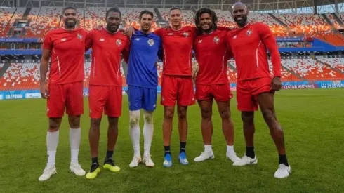 El grupo se fotografió sobre el césped del estadio Mordavia de Saransk en su despedida