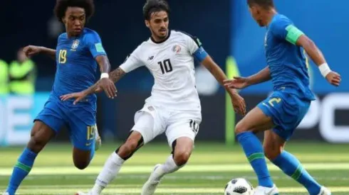 El capitán Bryan Ruiz compartirá el medio campo con el uruguayo Carlos Sánchez