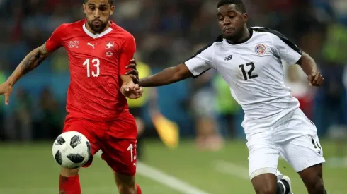 El delantero costarricense llegaría a Londres con la oferta de Lazio