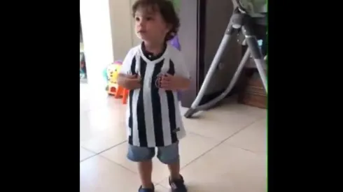 La reacción de Benjamín, de dos años, emocionó a la "torcida" santista en Brasil