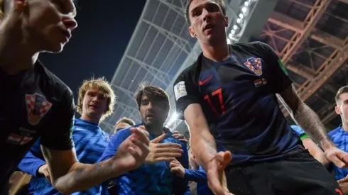 Cortez logró capturar el momento en que el goleador Madzukic le ofrece ayuda y levantarlo