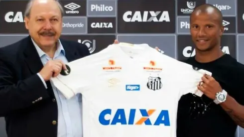 Carlos Sánchez dedicó algunos elogios para su nuevo compañero Bryan Ruiz