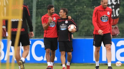 El volante costarricense compartió una plática con el técnico Natxo González