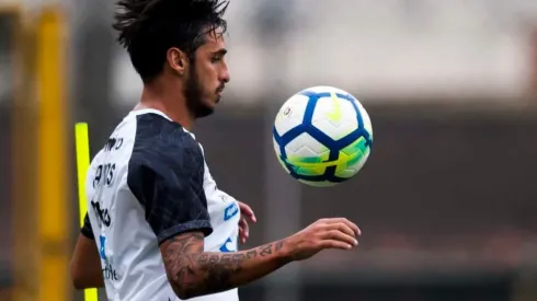 El volante costarricense tiene un par de semanas de entrenamiento con el albinegro