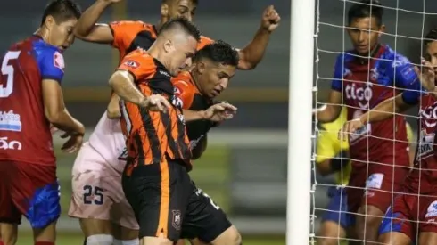 Una decena de piernas intentaba que la pelota entrara o saliera del arco de FAS