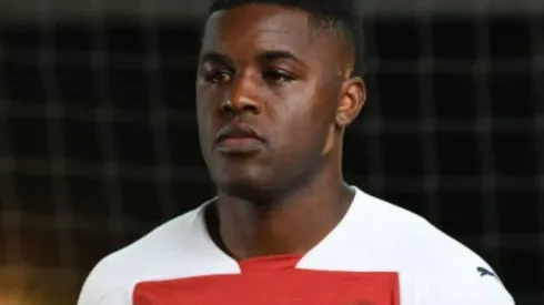 El delantero costarricense busca un nuevo club para continuar su carrera