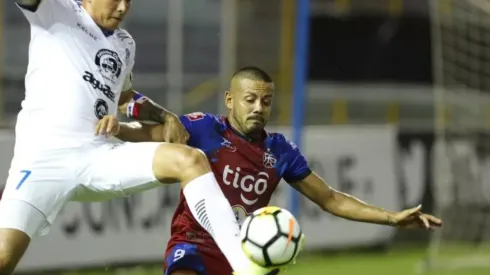 Blas Pérez acercó el balón con su remate para la brillante chilena de Faber Gil