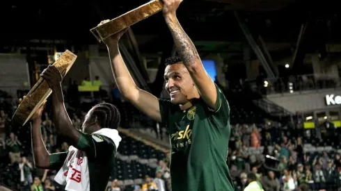 El centrocampista tico celebró así su retorno a la Sele para la gira en Asia